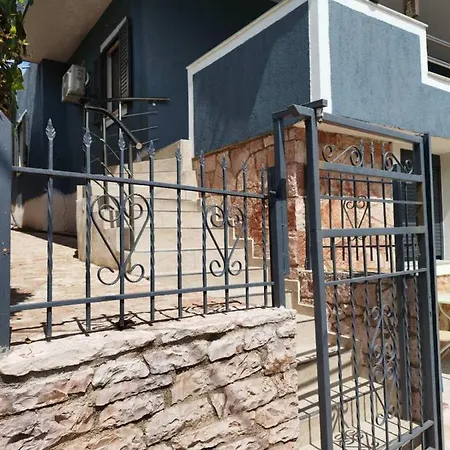 Alexander Apartment *